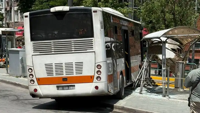 Belediye Otobüsü, Tramvay Durağına Girerek Kazaya Neden Oldu!