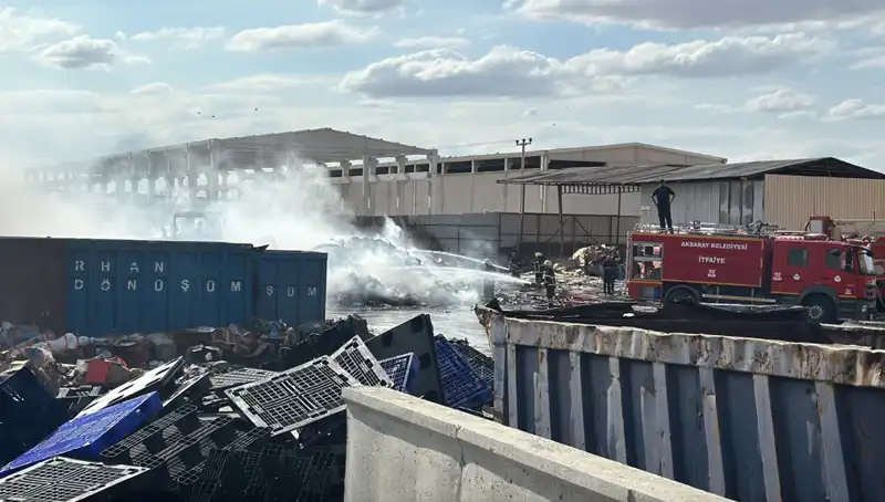 Aksaray'da Geri Dönüşüm Fabrikasında Büyük Yangın: Detaylar Ortaya Çıktı