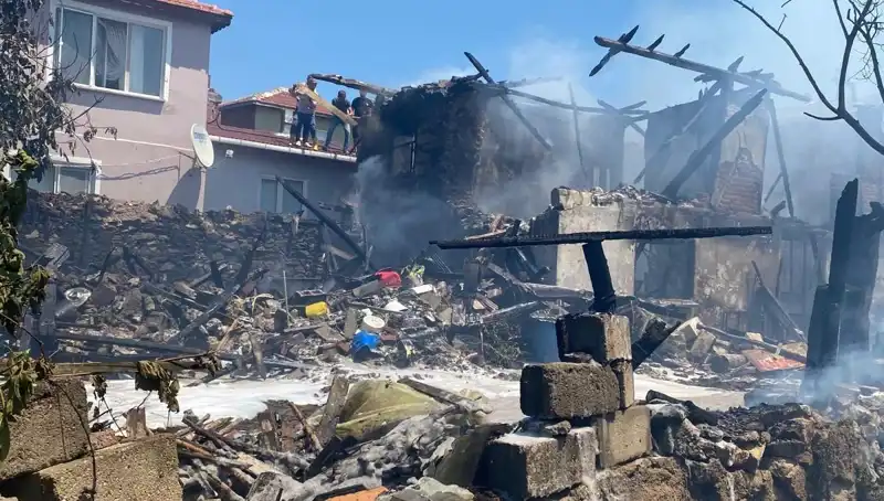 Kırklareli’ndeki İki Katlı Evde Çıkan Yangında İtfaiye Eri Yaralandı