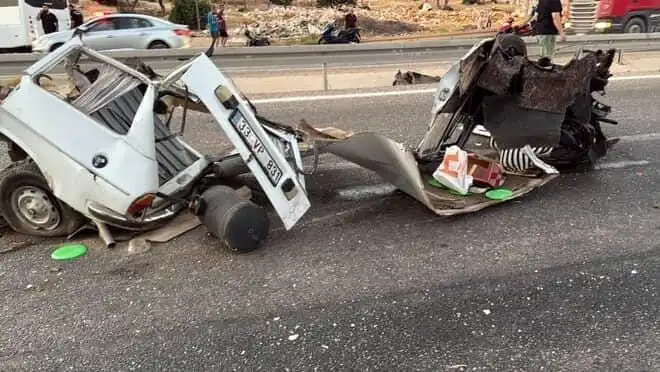 Bariyere Çarpan Araçta Feci Kaza: Bir Can Gitti, Bir Yaralı