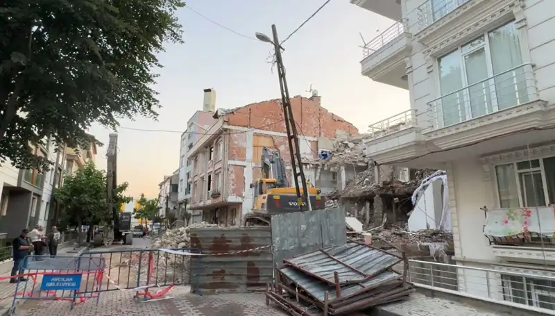 Yıkım Sırasında Kopan Elektrik Kabloları İki Sokakta Karanlık Yarattı