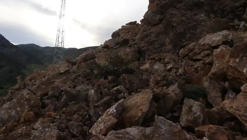 Erzurum’da Heyelan: Dev Kayalar Yolu Ulaşıma Kapadı