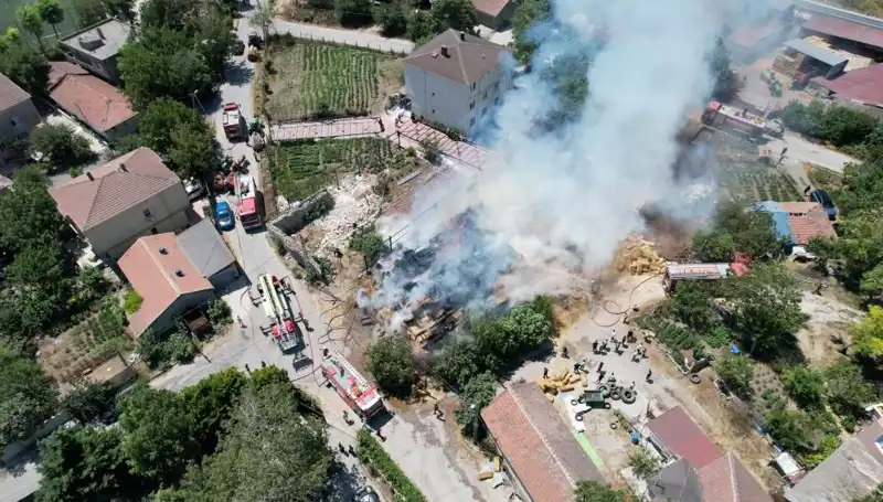Arnavutköy'de Yangın İhbarı: Saman Balyaları Alev Alev Yandı