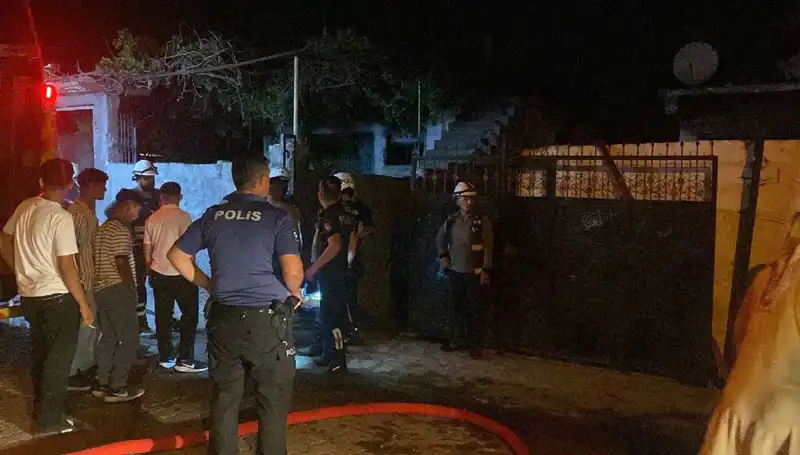 Ailesinin Evini Yakan Genç, Linç Girişiminden Son Anda Kurtarıldı