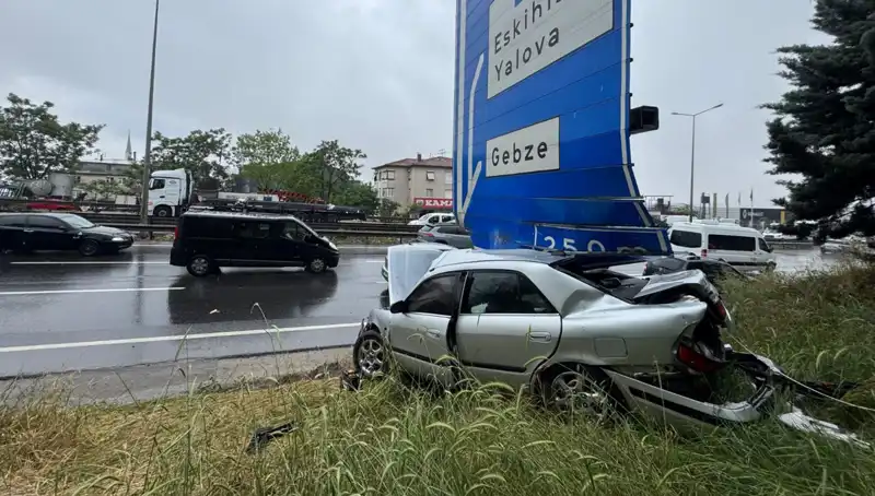 Trafik Levhasına Çarpan Araçta Bir Kişi Yaralandı