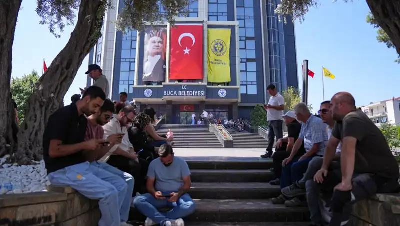 Ücretlerini Alamayan İşçiler Sokaklarda: Oturma Eylemiyle Hak Arayışı