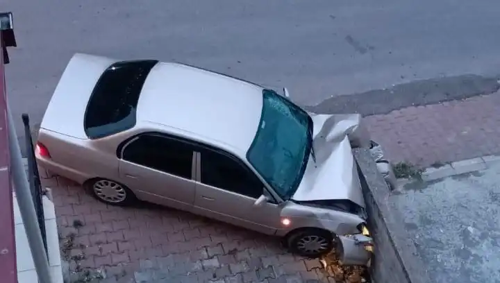 Kontrolünü Kaybeden Araç Duvara Çarptı: Kaza Anı Kamerada!